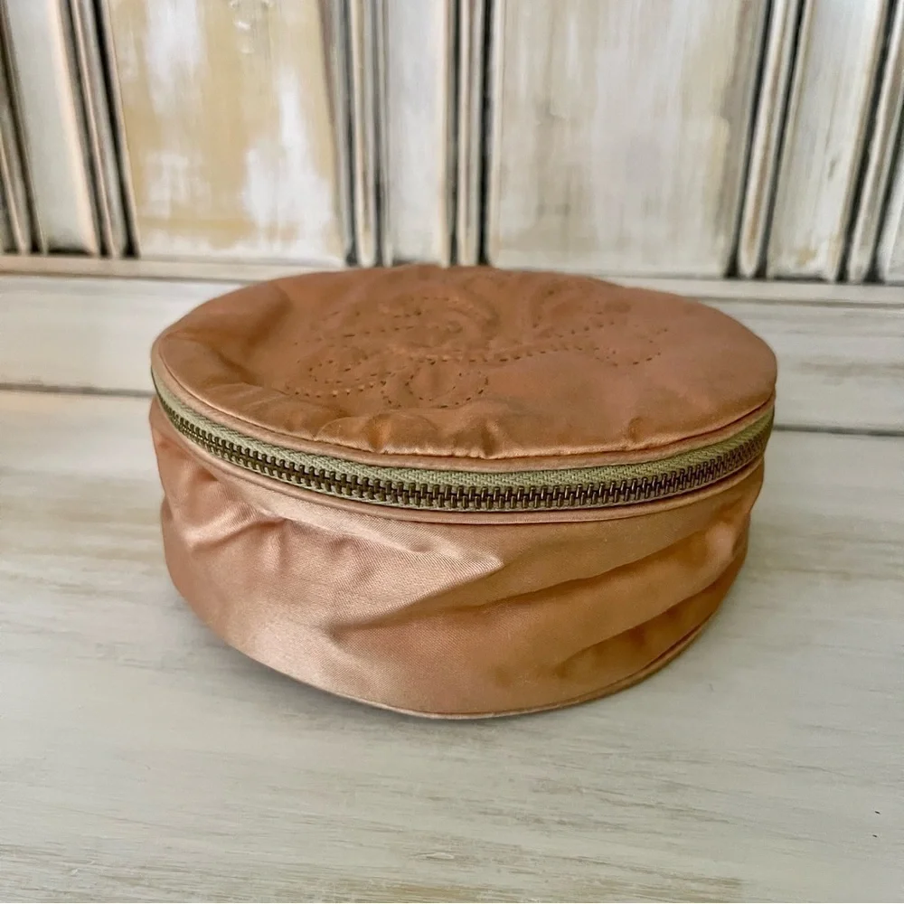 VINTAGE, ROUND 5 1/2” MAKEUP BAG WITH POWDER PUFF. ZIPPER CLOSURE.